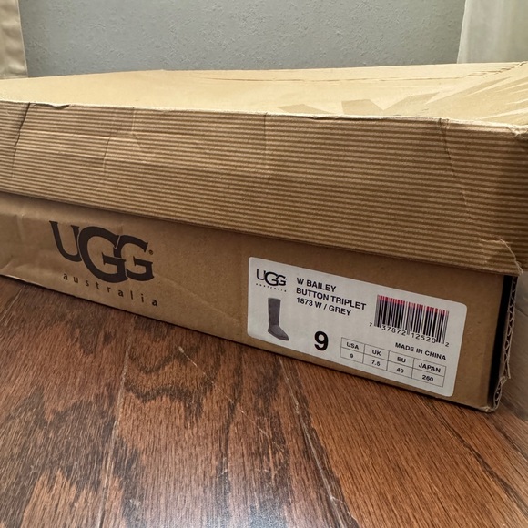UGG Button Bailey Triplet, Grey. Size 9 - Picture 4 of 8